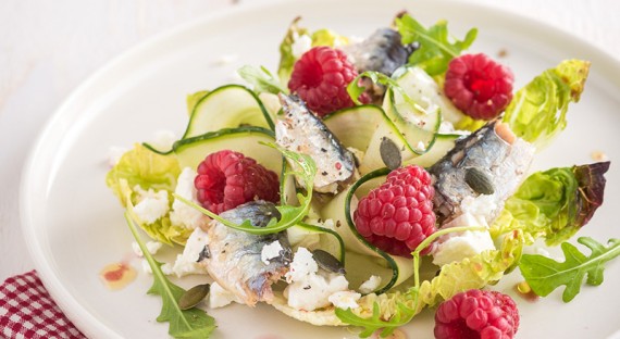 Salade fruitée, concombre, sardines et framboises