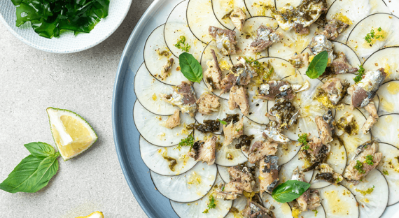 Carpaccio de radis noir et de sardines au pesto d'algues BIO