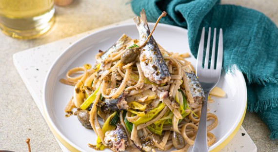 Pâtes hivernales aux sardines, algues et câpres