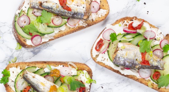 Crostini de sardines et crudités