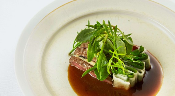 Agneau, sardines millésimées et algues du Croisic du chef Amaury Bouhours